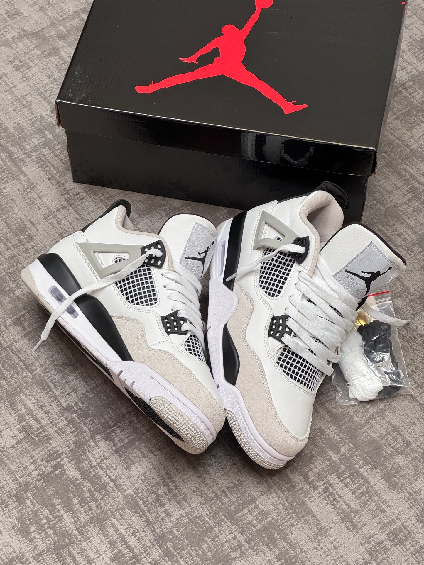 Jordan Retro 4 Military Black