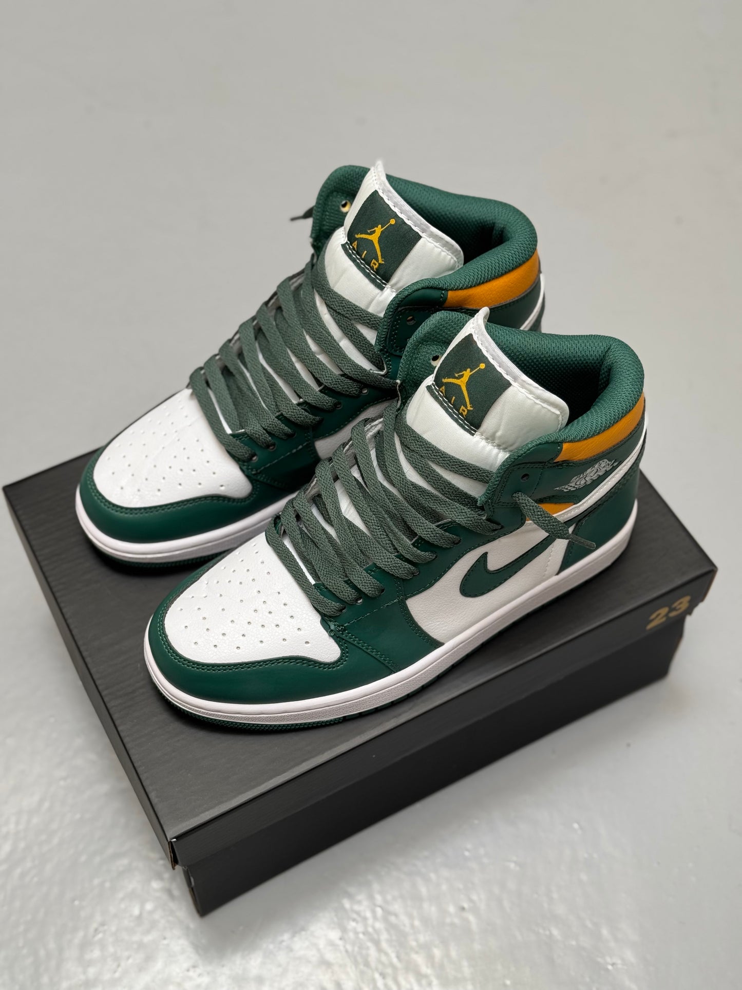 Air Jordan Retro 1 Mid “Sonics Green”