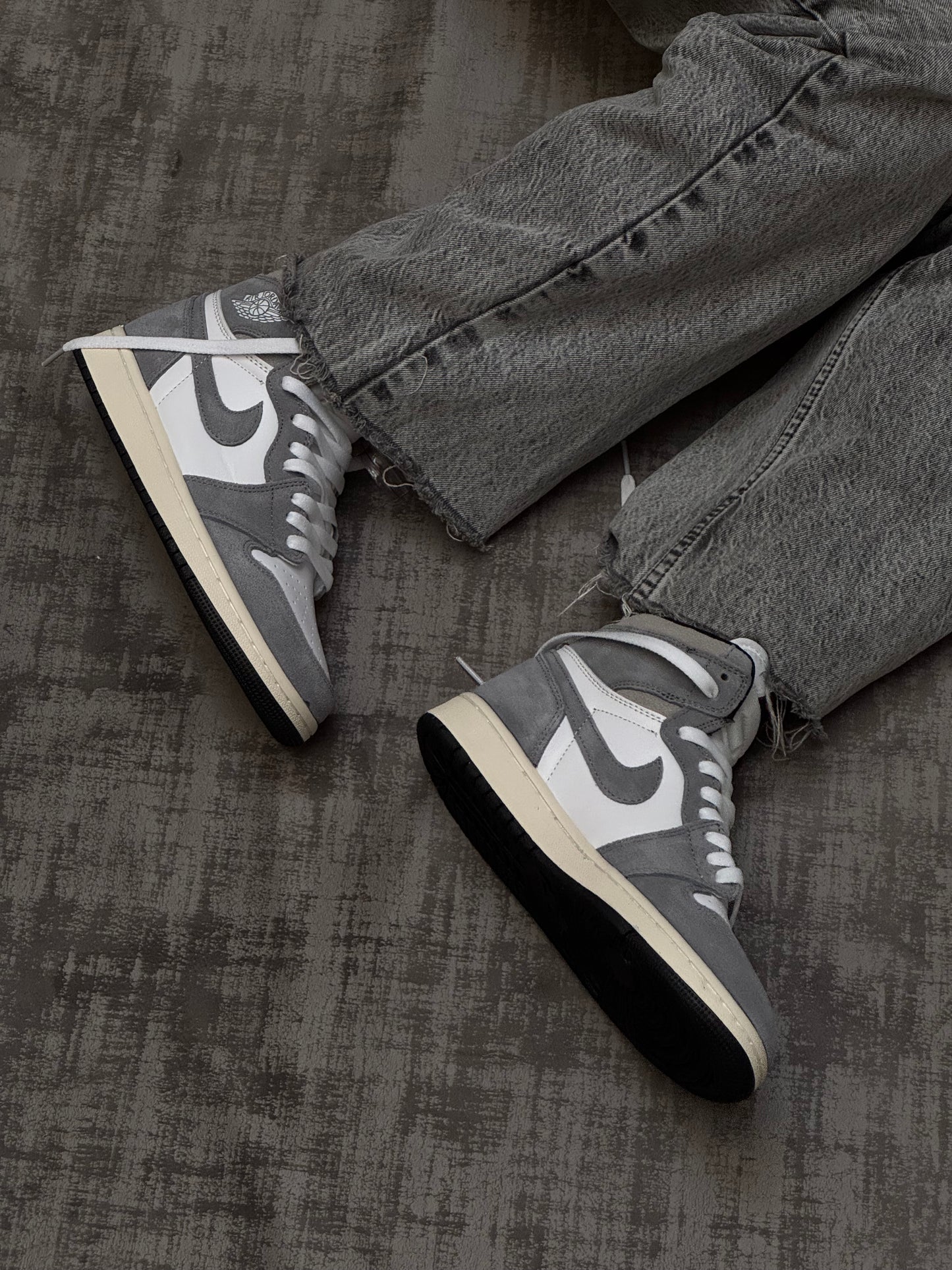 Air Jordan 1 Retro High OG
Light Smoke Grey