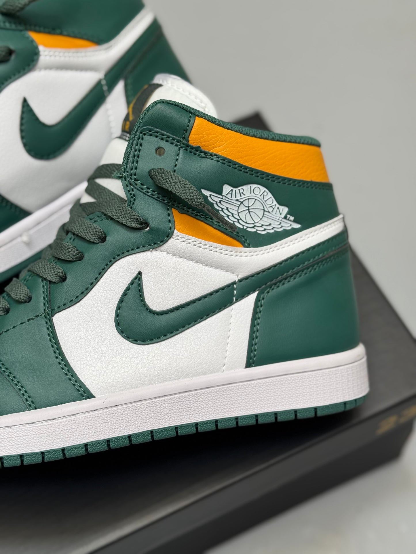 Air Jordan Retro 1 Mid “Sonics Green”