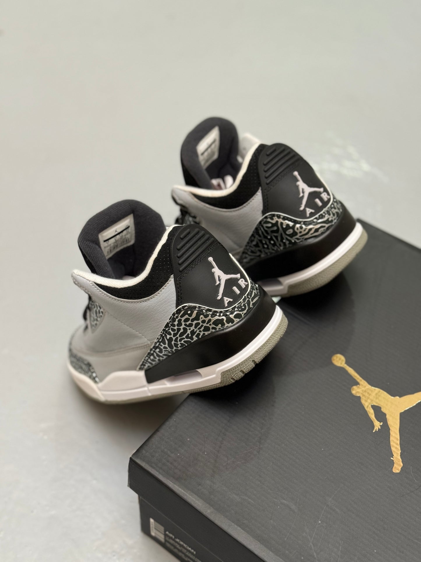 Air Jordan Retro 3 Wolf Grey