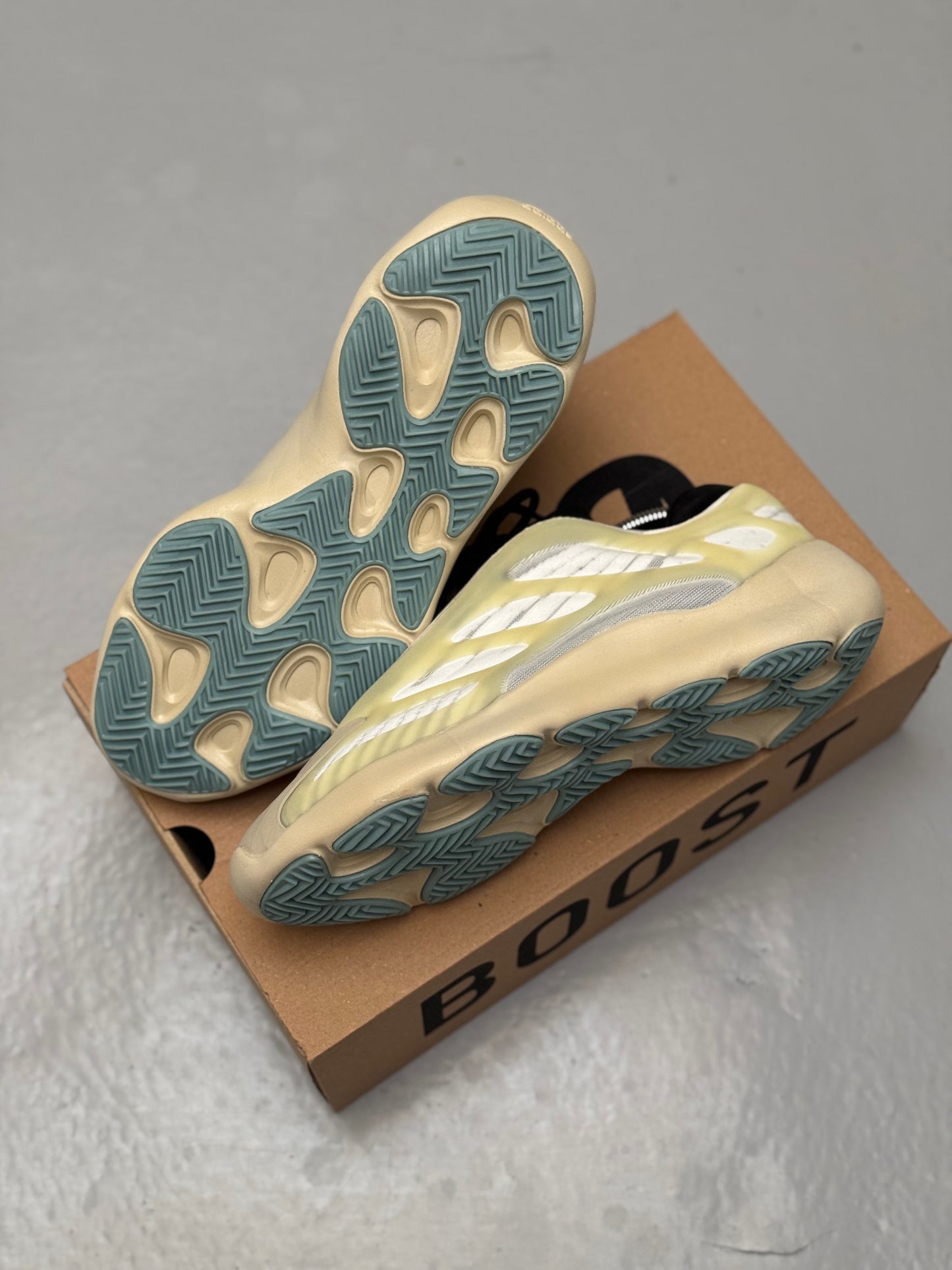Adidas Yeezy 700 V3