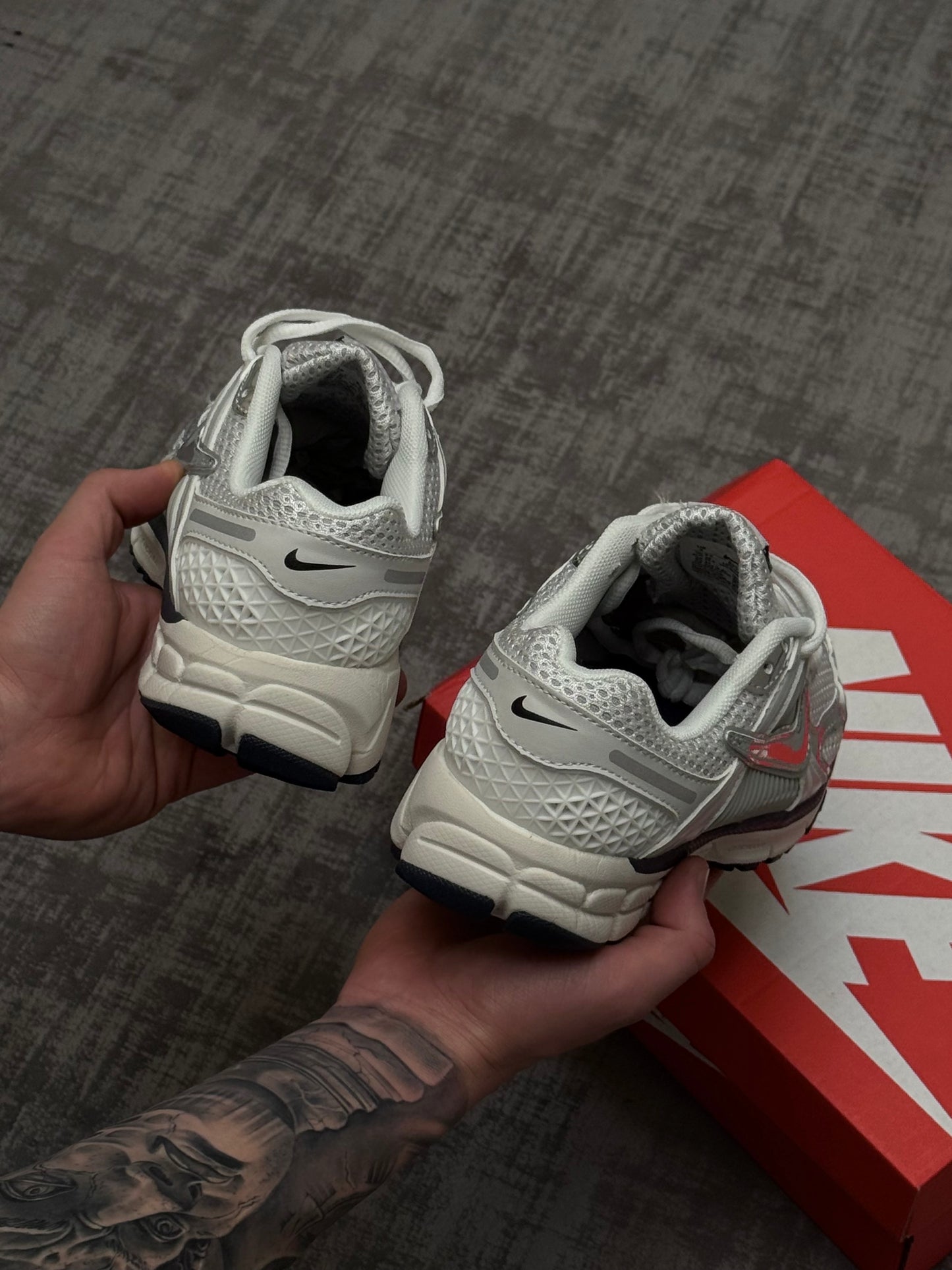 Nike Vomero 5 Plateada
