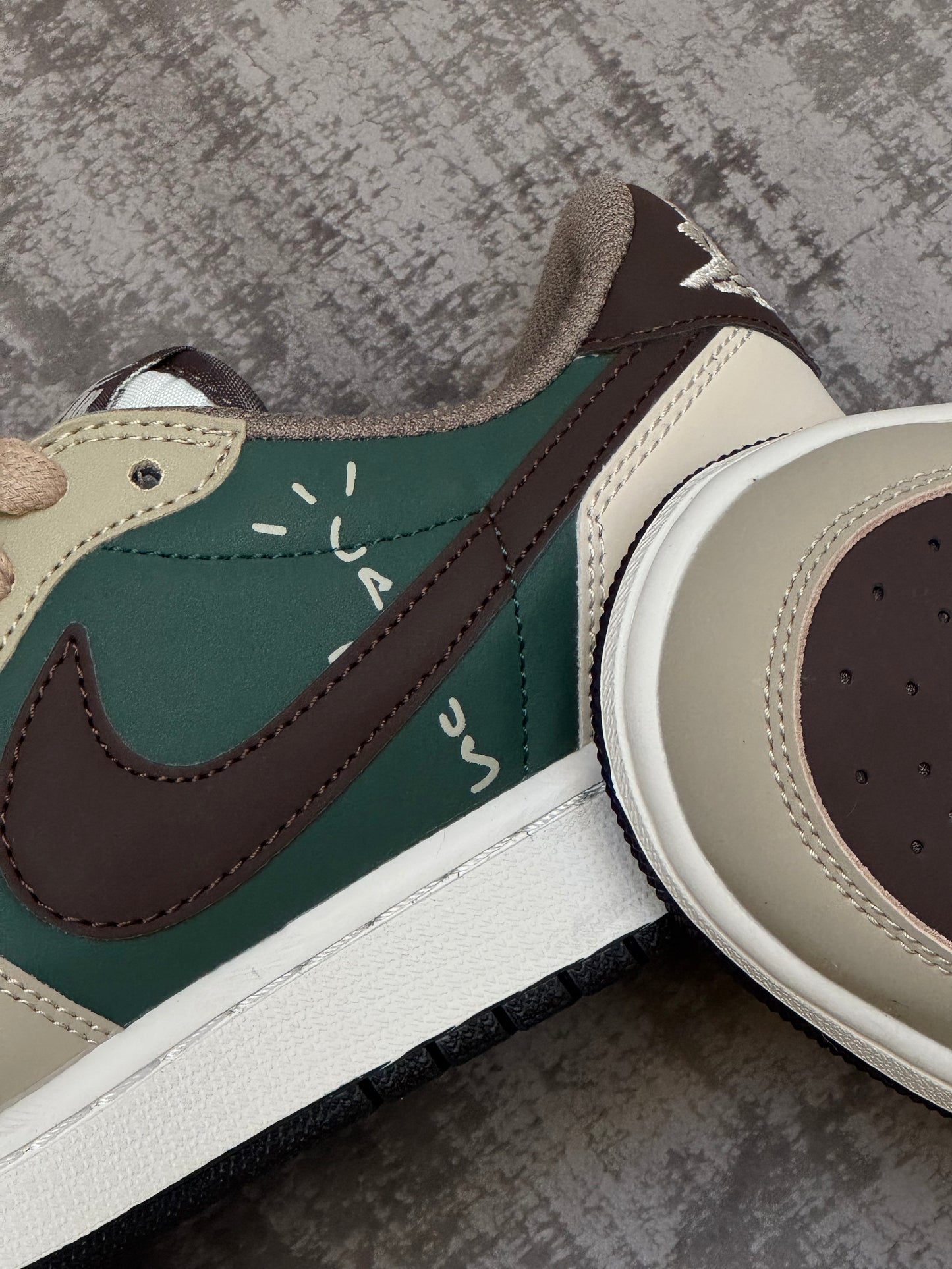 Travis Scott x Air Jordan 1 Low OG Marrón Verde