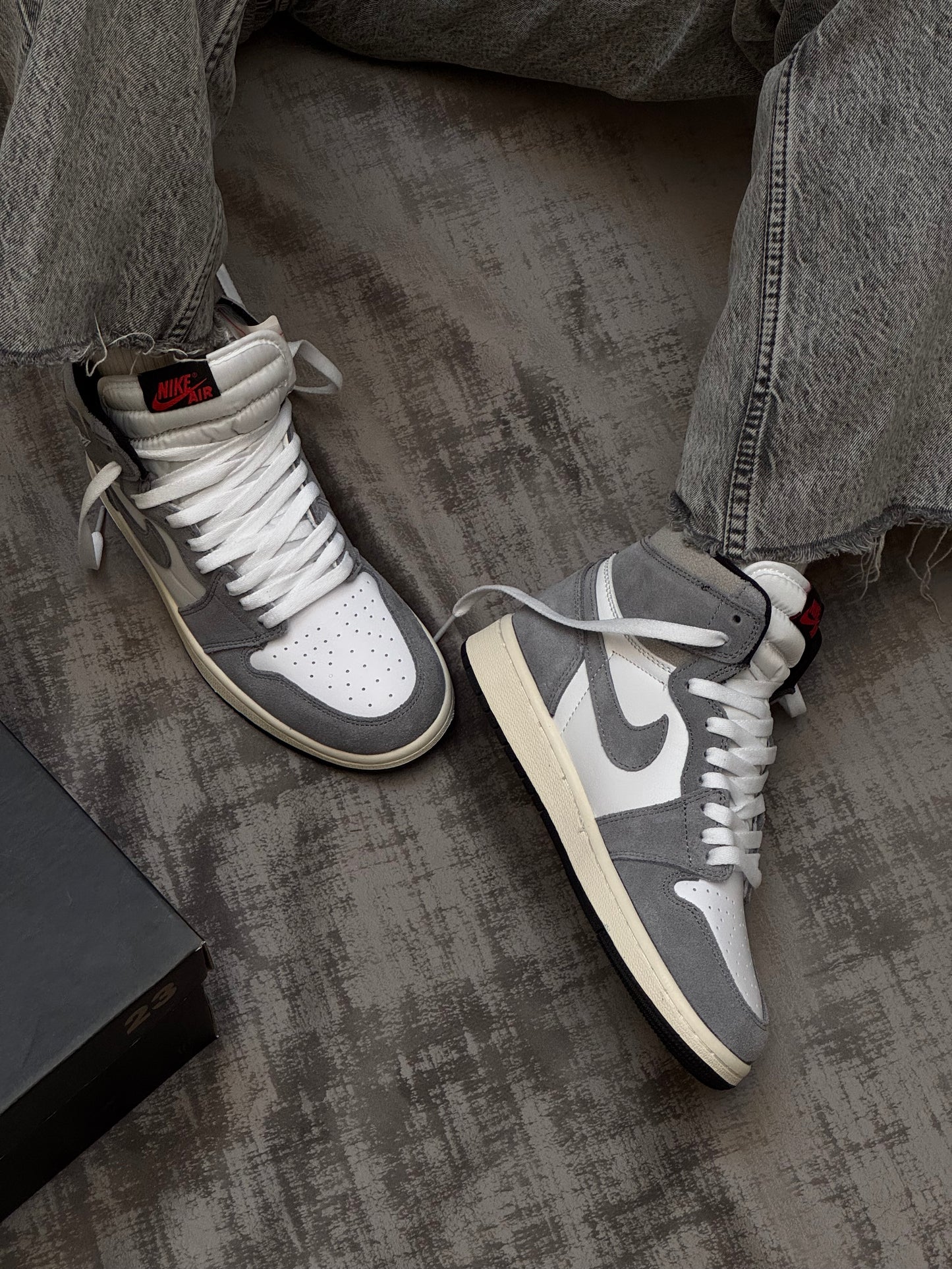 Air Jordan 1 Retro High OG
Light Smoke Grey