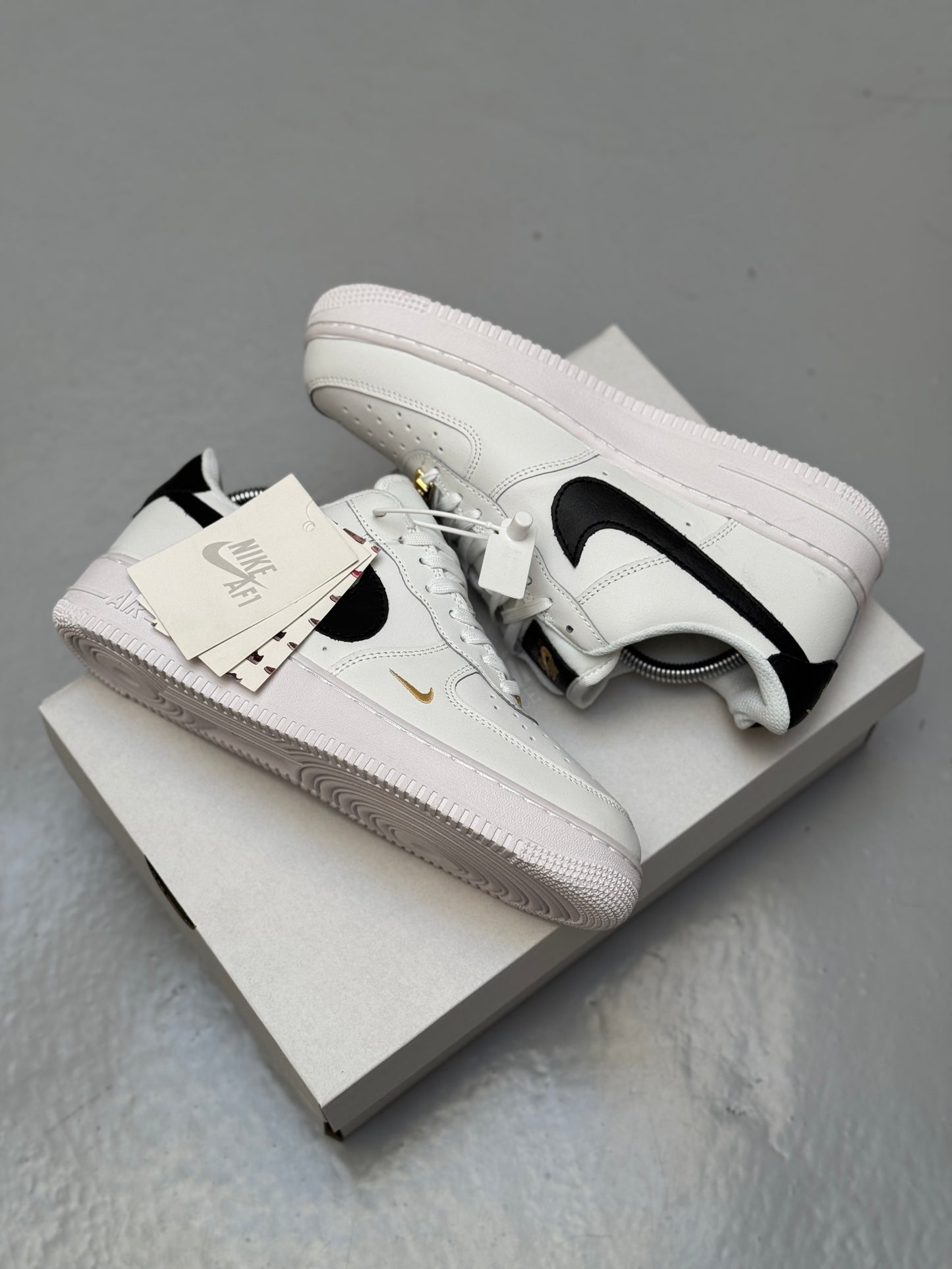 Nike Air Force One Gold Black