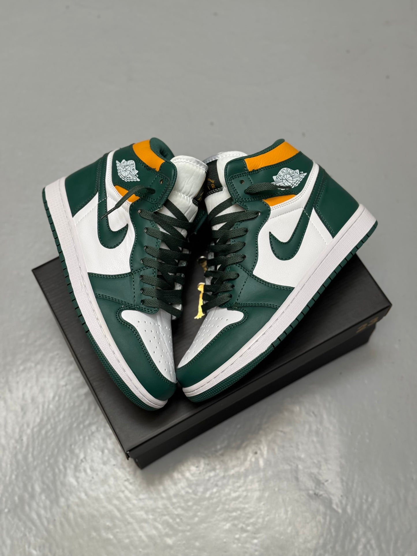 Air Jordan Retro 1 Mid “Sonics Green”