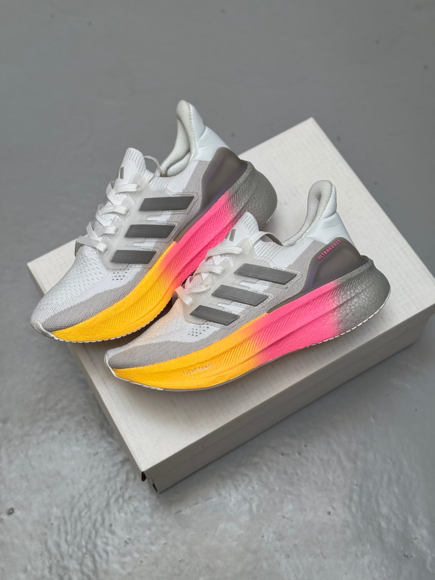 Adidas UltraBoost “Light Boost” Gris