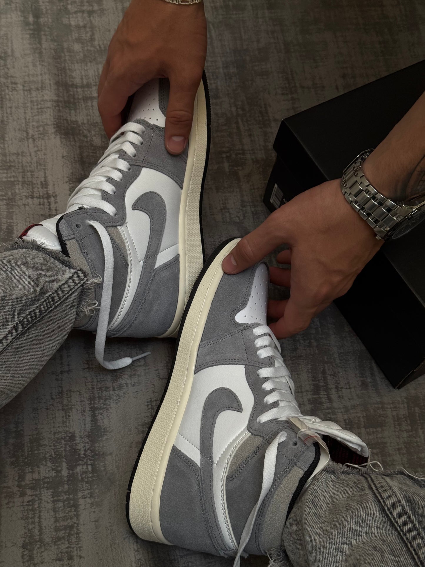 Air Jordan 1 Retro High OG
Light Smoke Grey