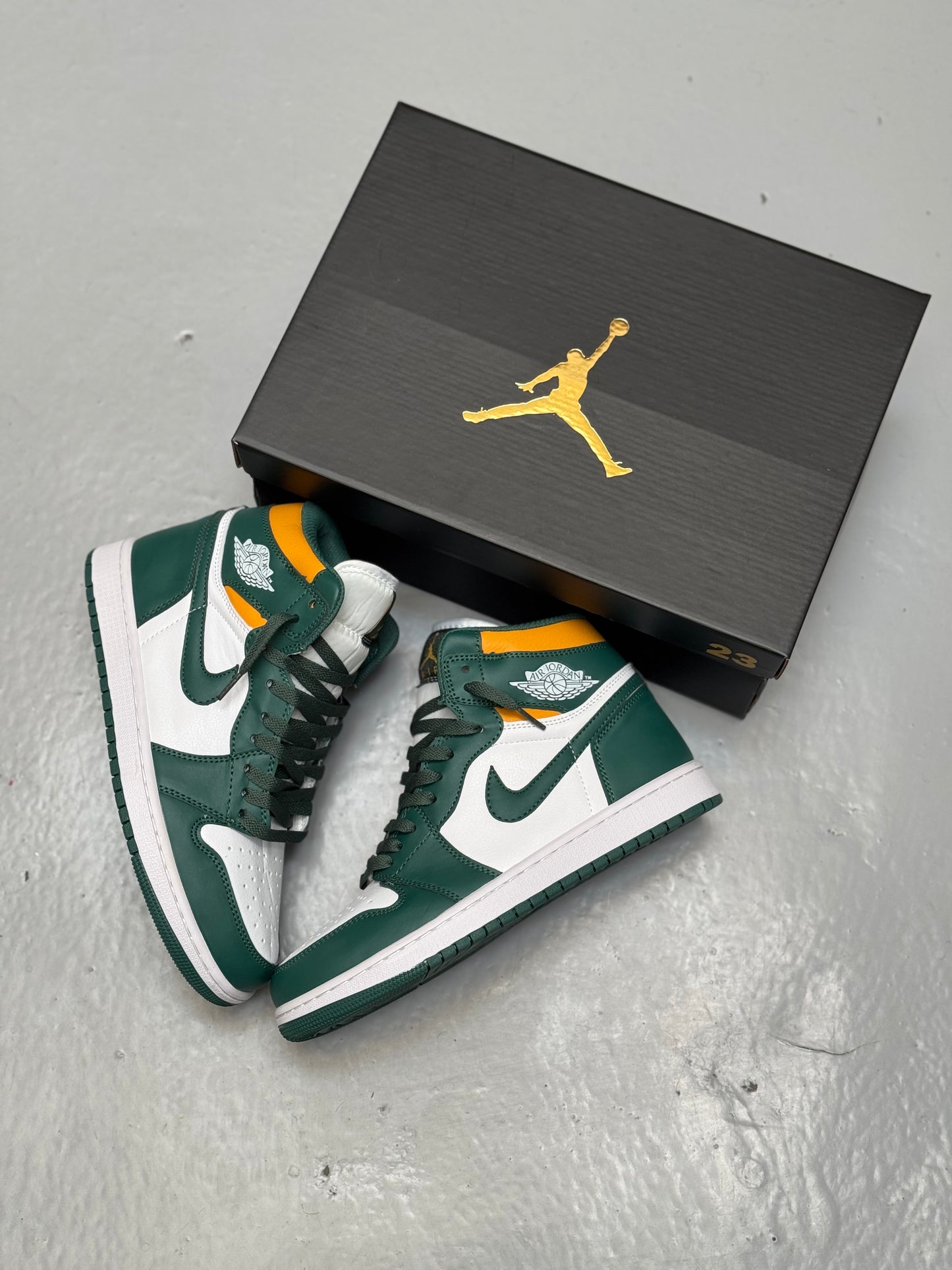 Air Jordan Retro 1 Mid “Sonics Green”