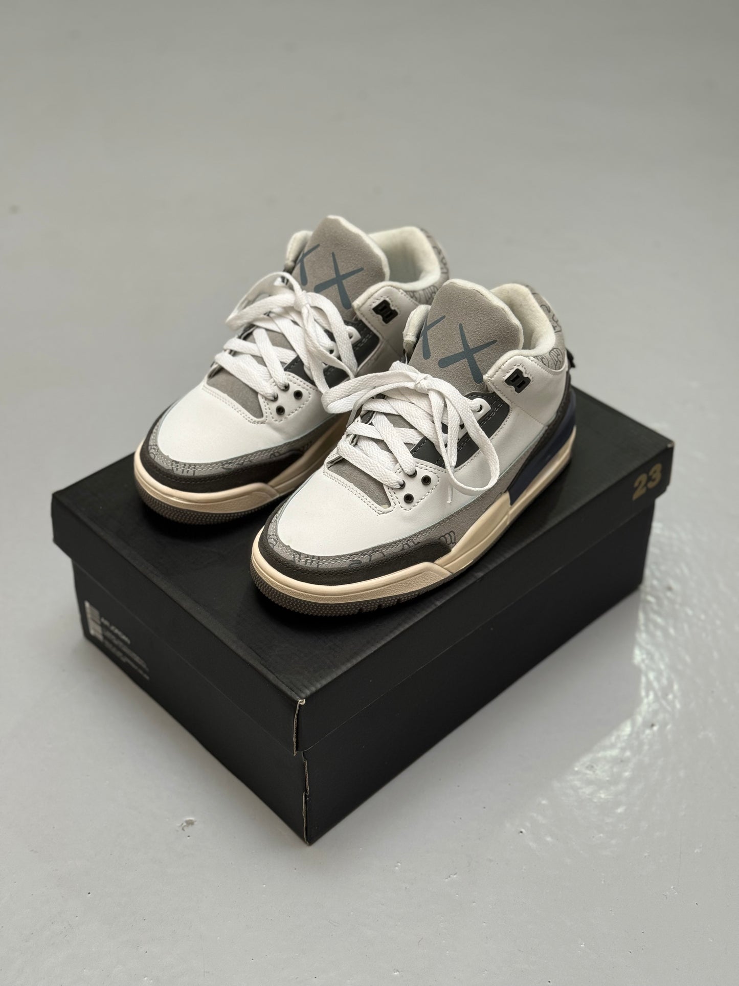 Air Jordan Retro 3 x Kaws