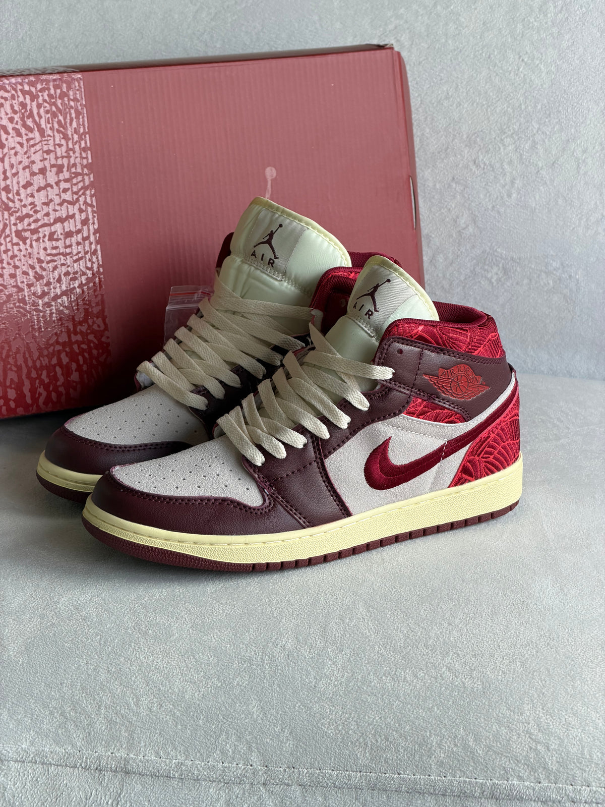 Air Jordan 1 Mid SE "Tiki Leaf"