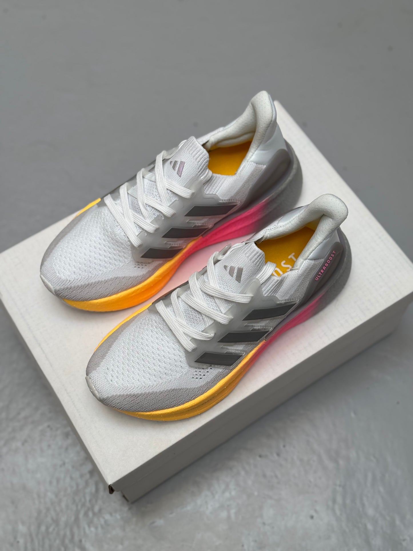 Adidas UltraBoost “Light Boost” Gris