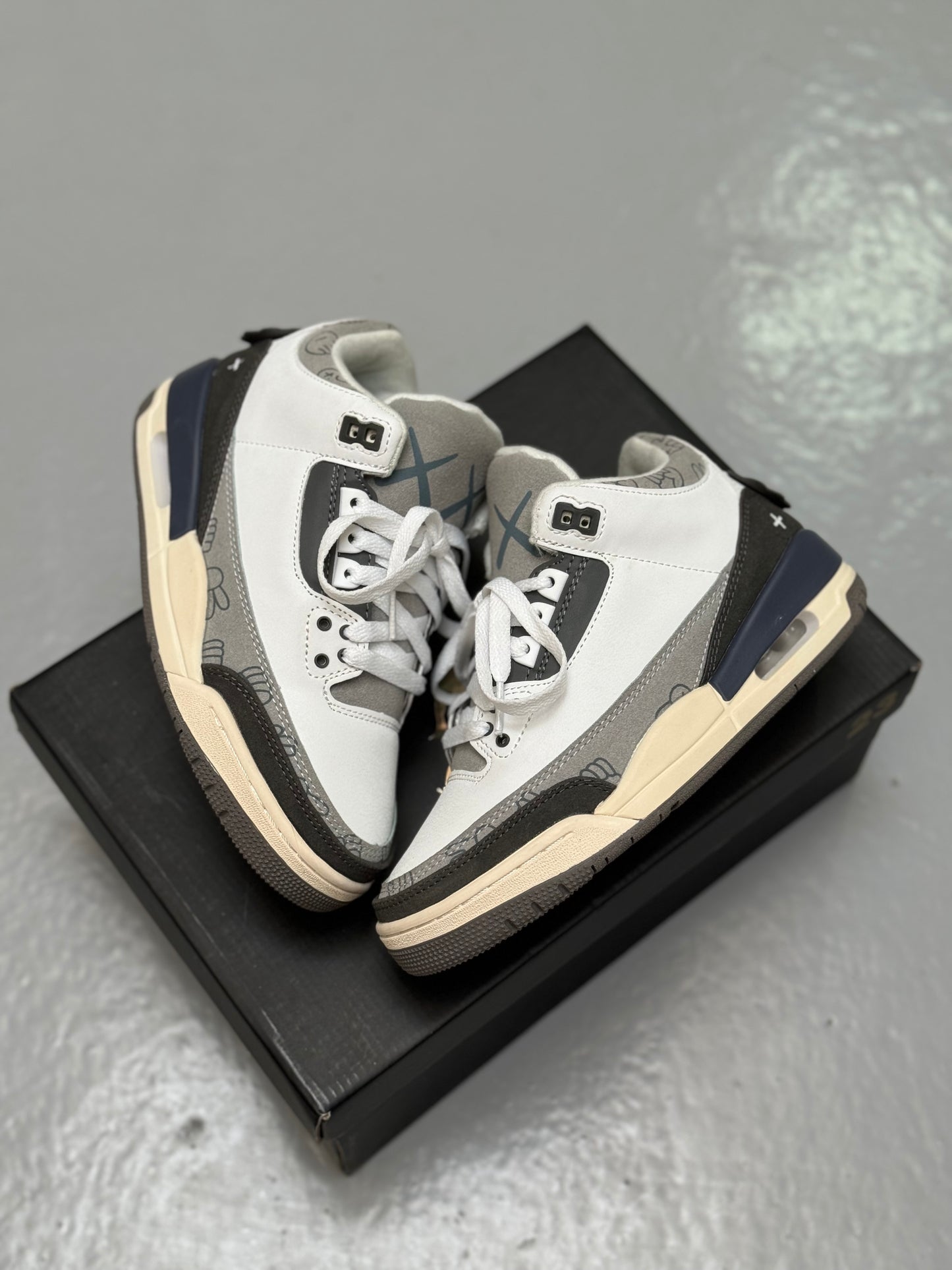 Air Jordan Retro 3 x Kaws