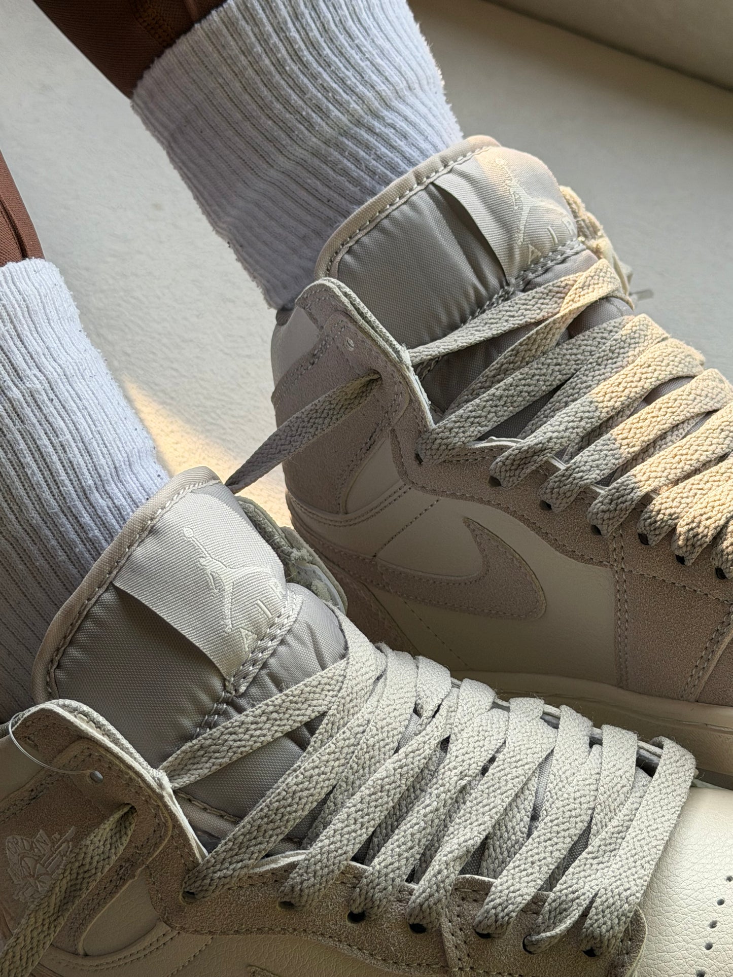 Nike Air Jordan 1 Mid 'Legend Light Brown Khaki Phantom'