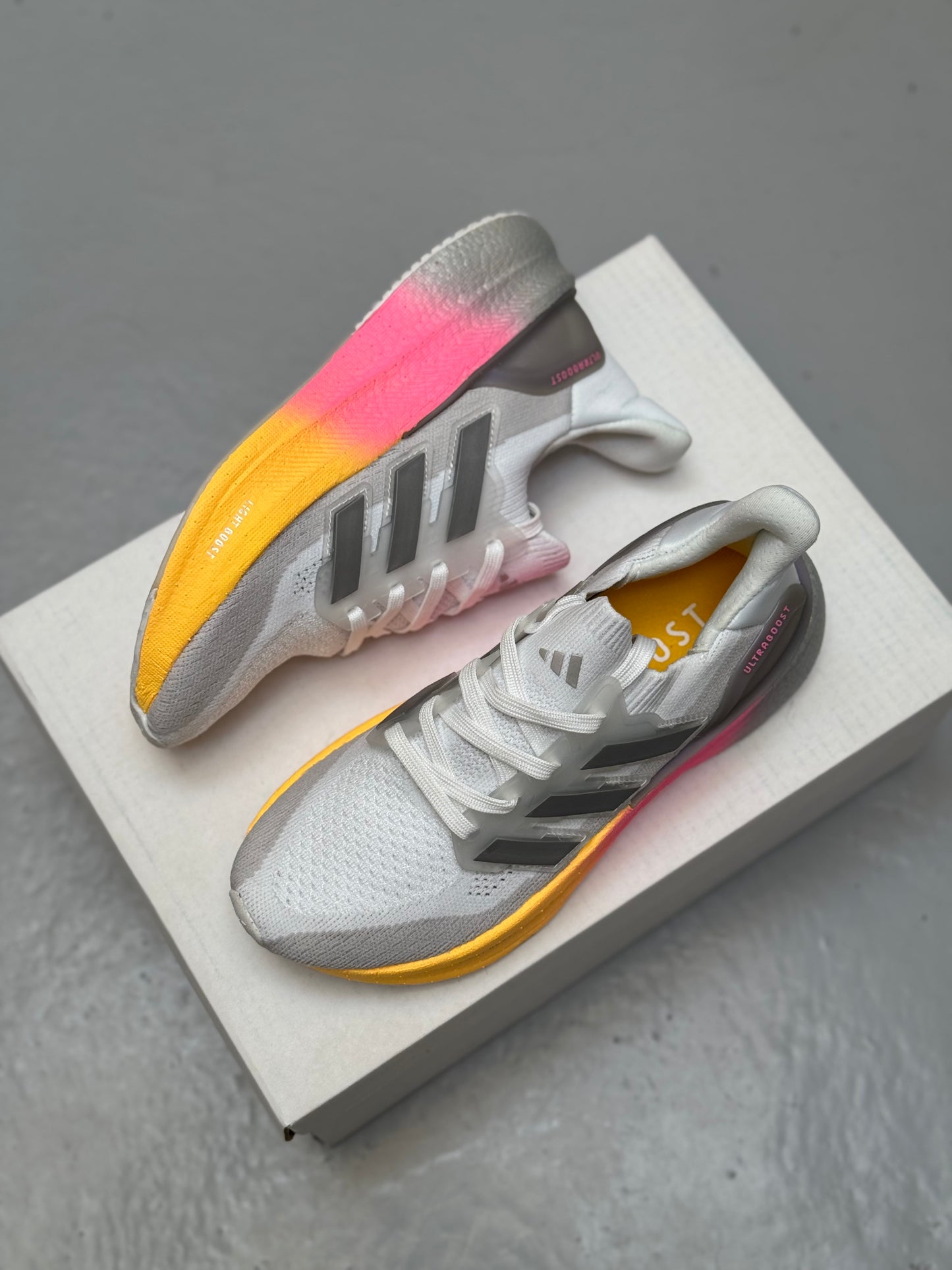 Adidas UltraBoost “Light Boost” Gris