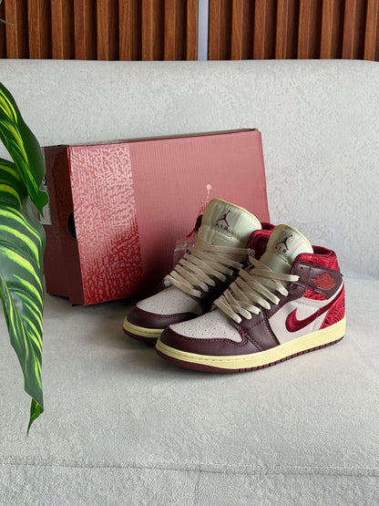 Air Jordan 1 Mid SE "Tiki Leaf"